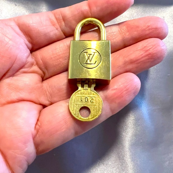 Authentic Louis Vuitton SERIES 2 Lock & Key #201 w Box & Dusty & Unbrnd Keychain - Picture 7 of 12
